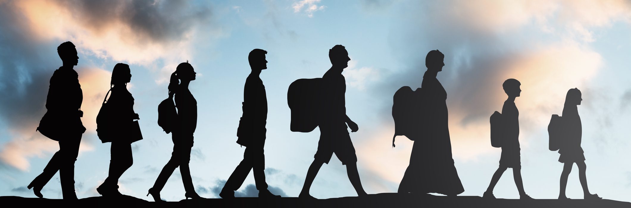 Flüchtlinge Personen mit Gepäck zu Fuß In einer Reihe – Stockfoto