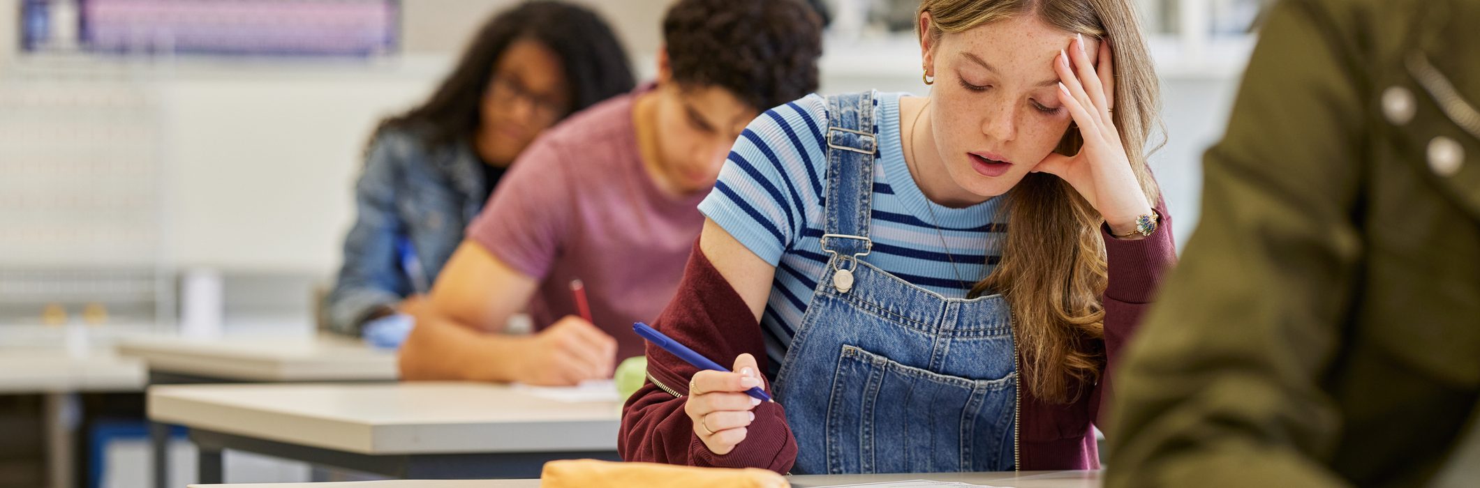 Schülerin fühlt sich während der Prüfung an der Sekundarschule gestresst – Stockfoto