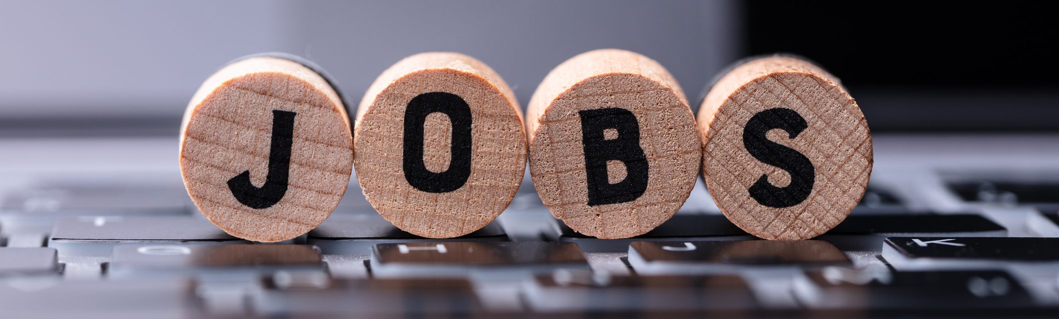 Jobs Text auf Holzblöcken Over Keyboard – Stockfoto