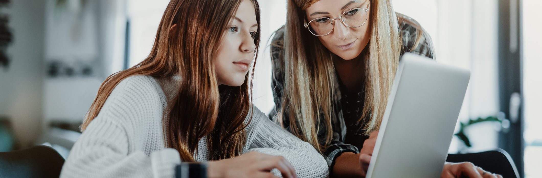 Mutter und Kind beim Homeschooling, Beim E-Learning zu Hause – Stockfoto